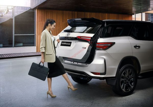 cốp mở điện Toyota Fortuner 2021