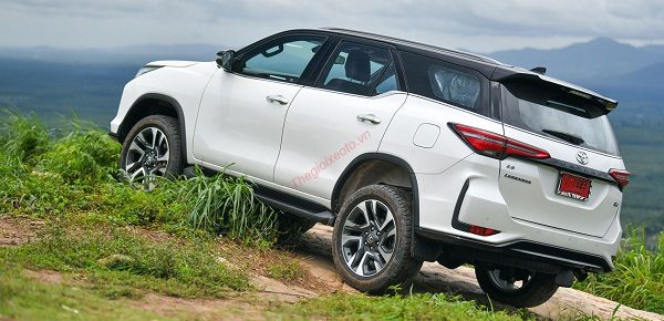 thân xe Toyota Fortuner 2021