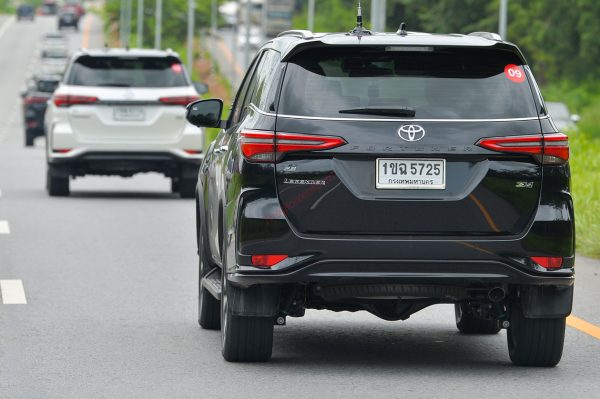 đuôi xe Toyota Fortuner 2021