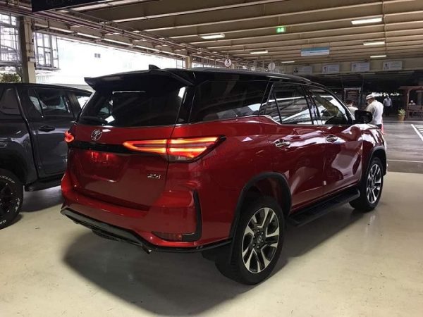 đuôi xe Toyota Fortuner 2021