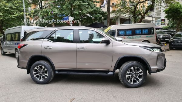 thân xe Toyota Fortuner Legender 2021