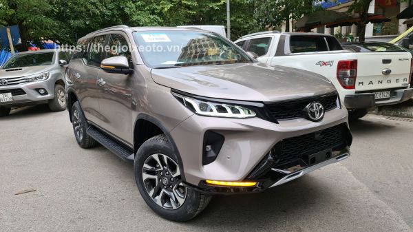 Toyota Fortuner Legender 2021 màu đồng