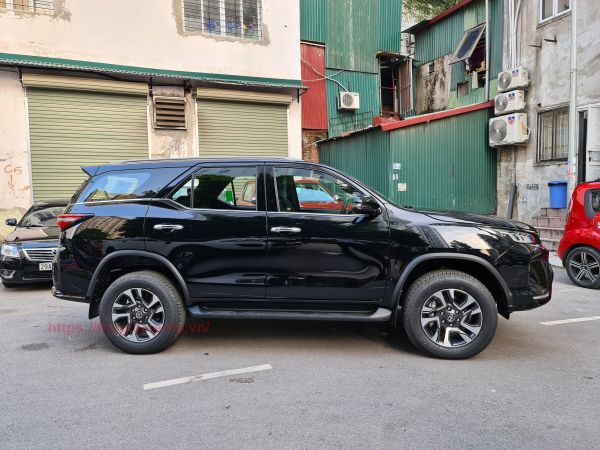 thân xe toyota fortuner legender 2022