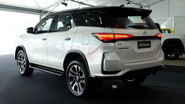 hông xe  toyota fortuner legender 2022