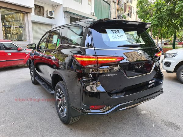 hông xe toyota fortuner legender 2022