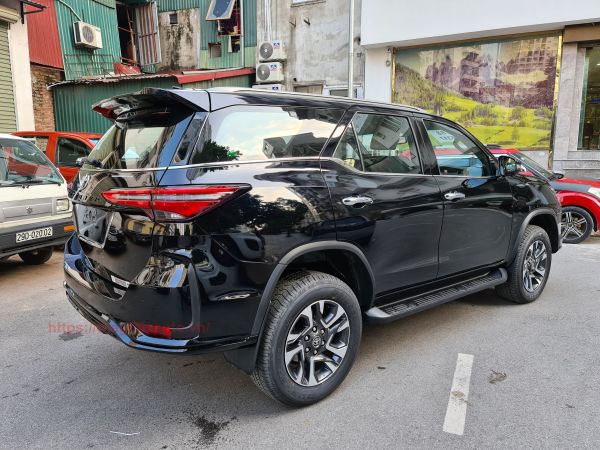 hông xe Toyota Fortuner Legender 2021