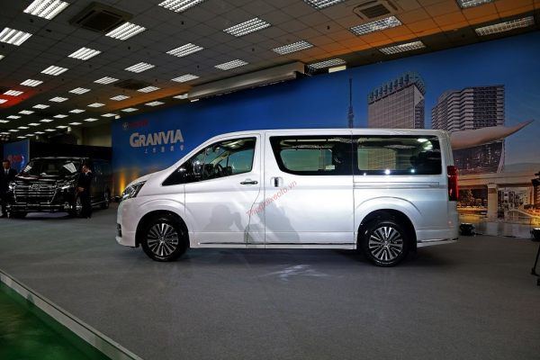  thân xe Toyota Granvia 2021