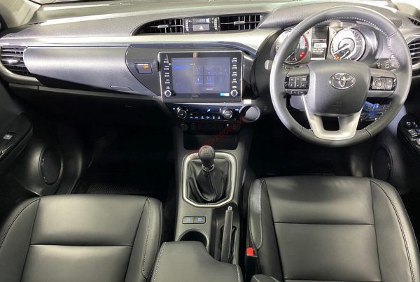 nội thất toyota hilux 2021