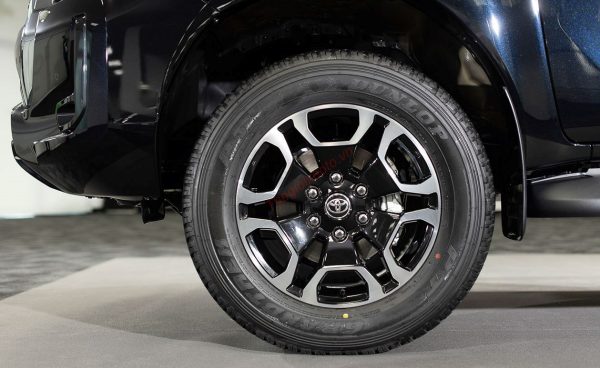 Lazang bán tải Toyota Hilux 2021