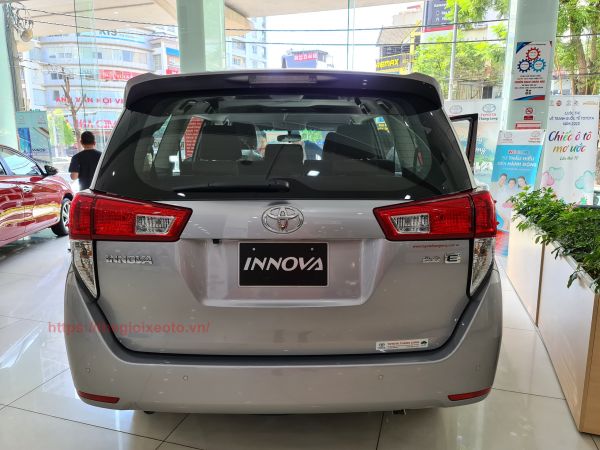 Đuôi xe Toyota Innova 2021