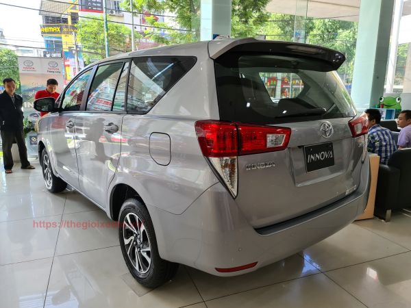 hông xe Toyota Innova 2022