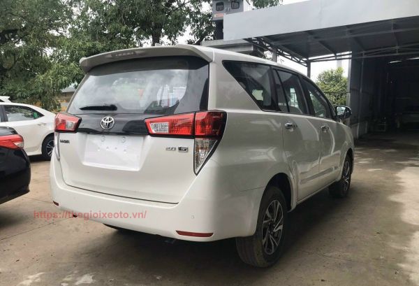 hông xe toyota innova 2021