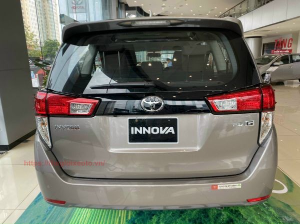 đuôi xe toyota innova 2021