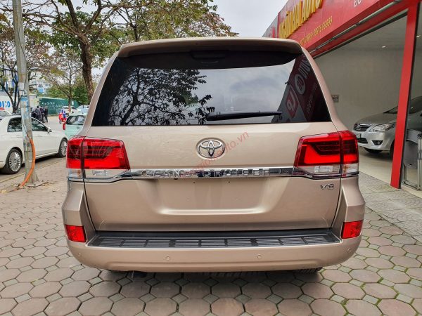 Phần đuôi xe Land Cruiser V8 2020