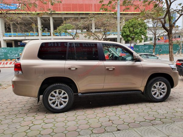 Thân xe Land Cruiser V8 màu vàng cát