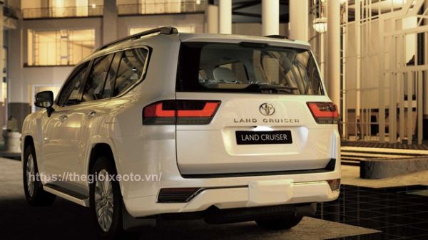 hông xe Land Cruiser V6 2022