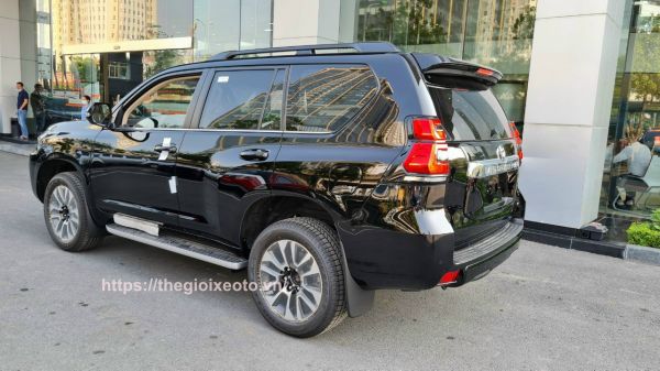 Hông xe Land Cruiser Prado VX 2023