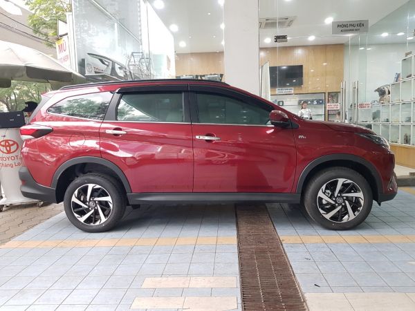 Toyota Rush màu đỏ đun