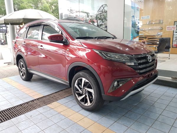 Toyota Rush màu đỏ đun