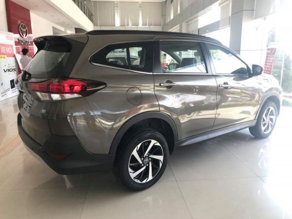 Toyota Rush màu đồng