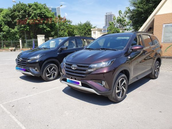 Ngoại thất Toyota Rush 2022 nhập khẩu màu đỏ mận.
