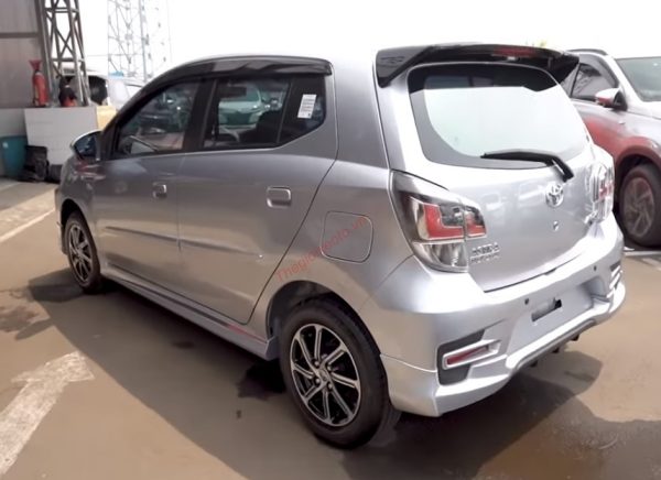 Phần hông xe Toyota Wigo 2021