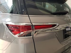 Ốp trang trí viền đèn hậu xe Fortuner