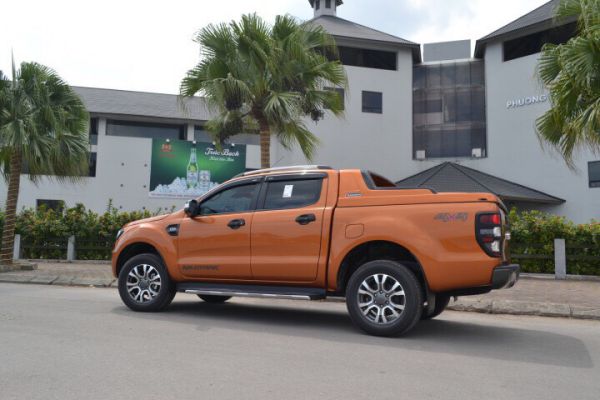 xe Ford Ranger lắp nắp thùng thấp