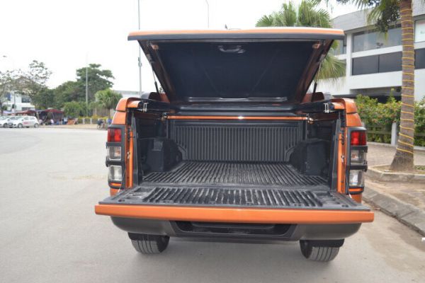 Nắp thùng thấp Ford Ranger khi mở chéo lên