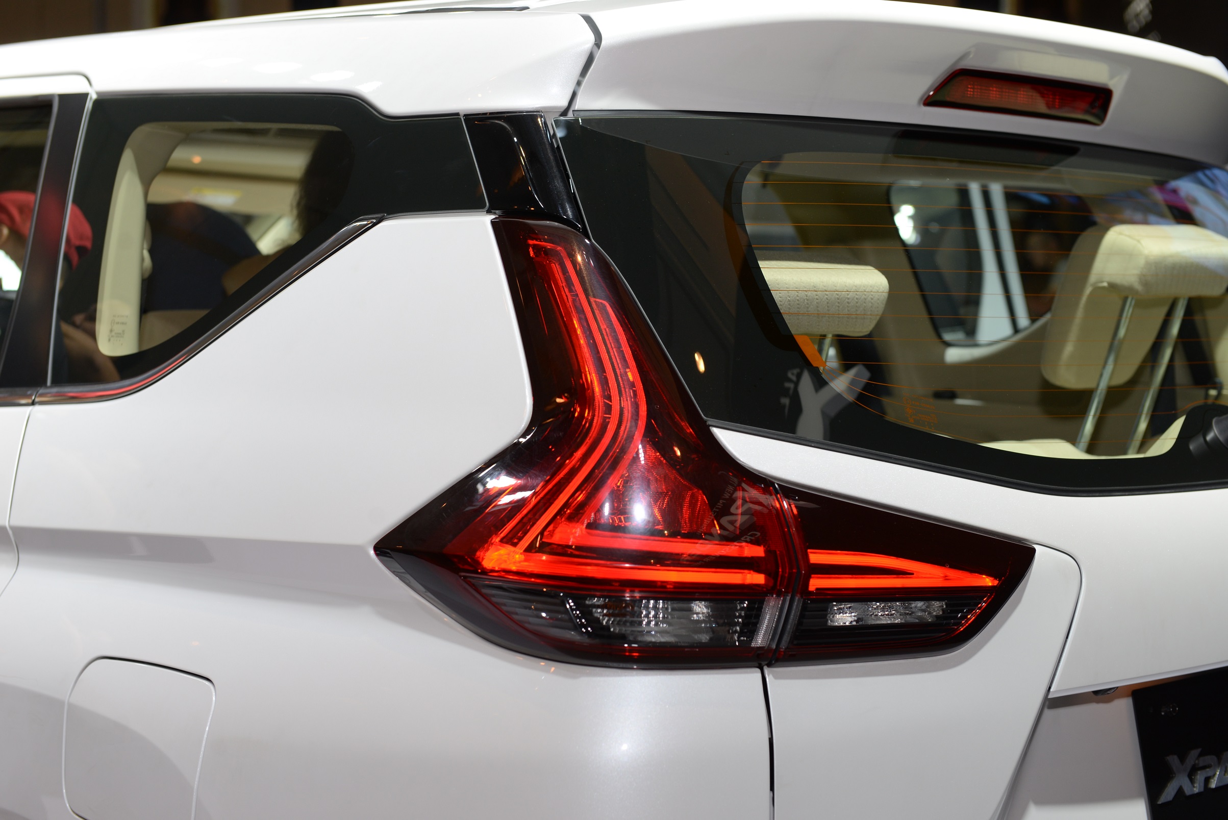 den-sau-noi-bat-xe-mitsubishi-xpander-2018-2019-xemitsubishivietnam-com