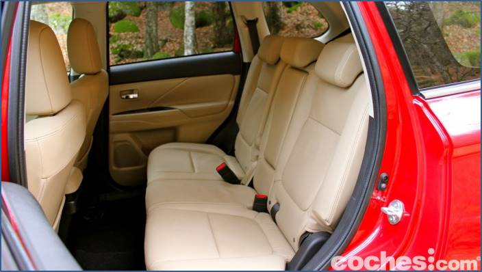 hang-ghe-sau-xe-mitsubishi-outlander