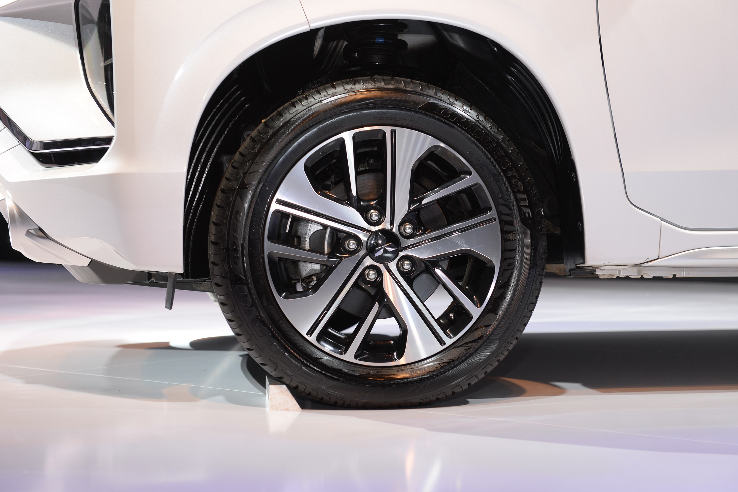 la-zang-the-thao-2-tong-mau-xe-mitsubishi-xpander-xemitsubishivietnam.com