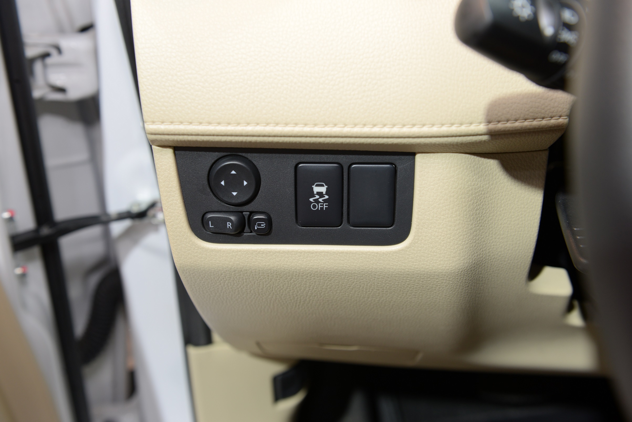 nut-dieu-khien-guong-xe-mitsubishi-xpander-2018-2019-so-tu-dong-at-xemitsubishivietnam.com-