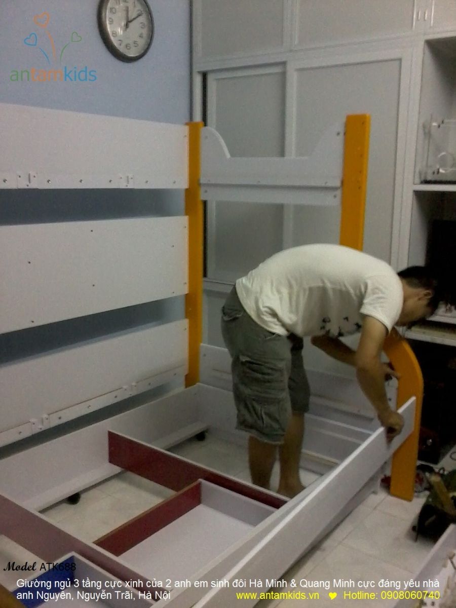 Giường 3 tầng của 2 anh em sinh đôi Hà Minh & Quang Minh nhà anh Nguyên, Hà Nội