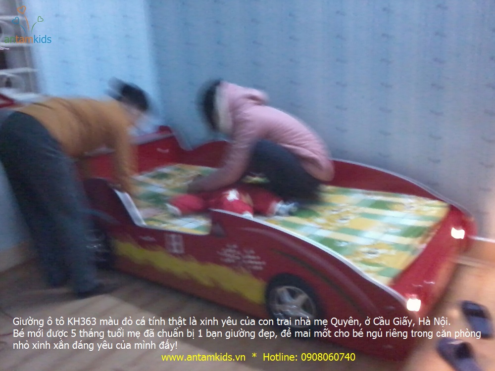 Giường ô tô KH363 màu đỏ cá tính thật là xinh yêu của con trai mẹ Quyên, ở Lê Văn Lương, Cầu Giấy, Hà Nội.