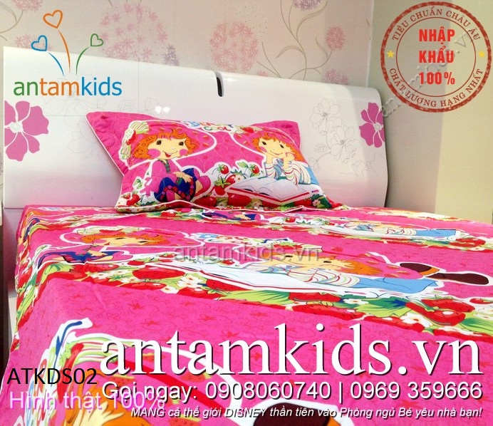 Chăn ga gối hoạt hình cô bé Dâu Tây ngồi xích đu màu hồng cho bé gái