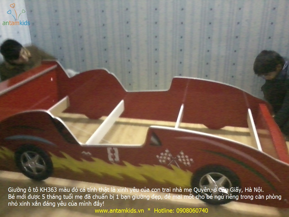 Giường ô tô KH363 màu đỏ cá tính thật là xinh yêu của con trai mẹ Quyên, ở Lê Văn Lương, Cầu Giấy, Hà Nội.