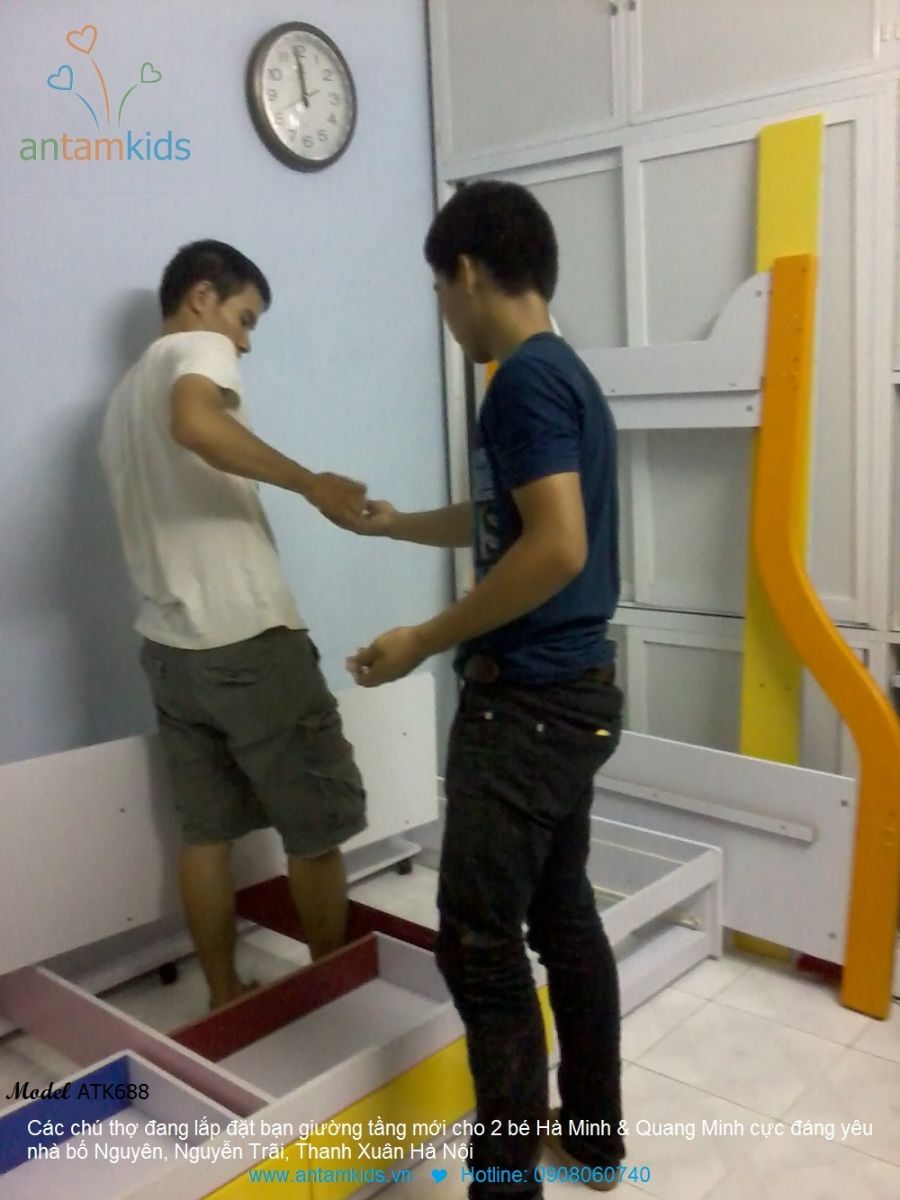 Giường 3 tầng của 2 anh em sinh đôi Hà Minh & Quang Minh nhà anh Nguyên, Hà Nội