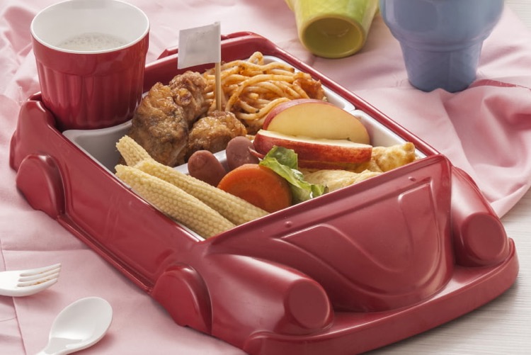 bát đĩa nhựa đụng đồ ăn cho bé trai