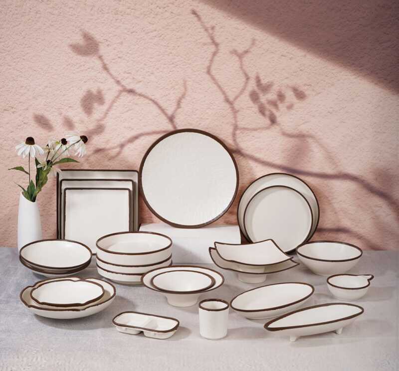 bộ đồ ăn bằng nhựa