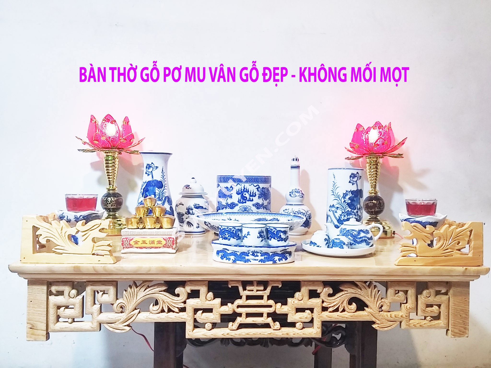 Mẫu bàn thờ treo tường gỗ pơ mu vân đẹp không bị mối mọt