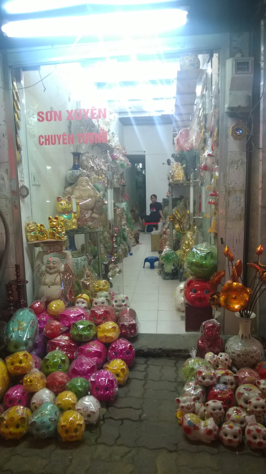 Khách mua hàng lợn đất cửa hàng Sơn Xuyên đối diện hiệu sách Tân Việt phố Bạch Mai