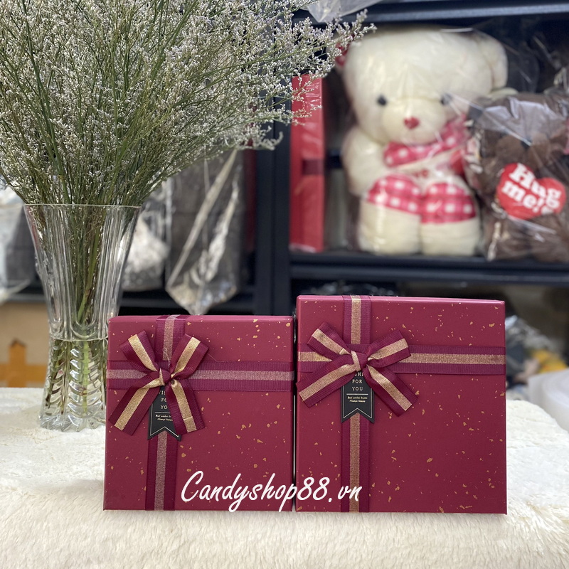 Hộp quà màu đỏ đô
