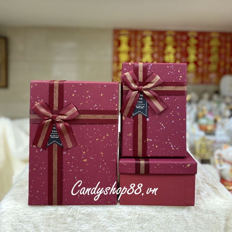 hộp quà tặng màu đỏ đô