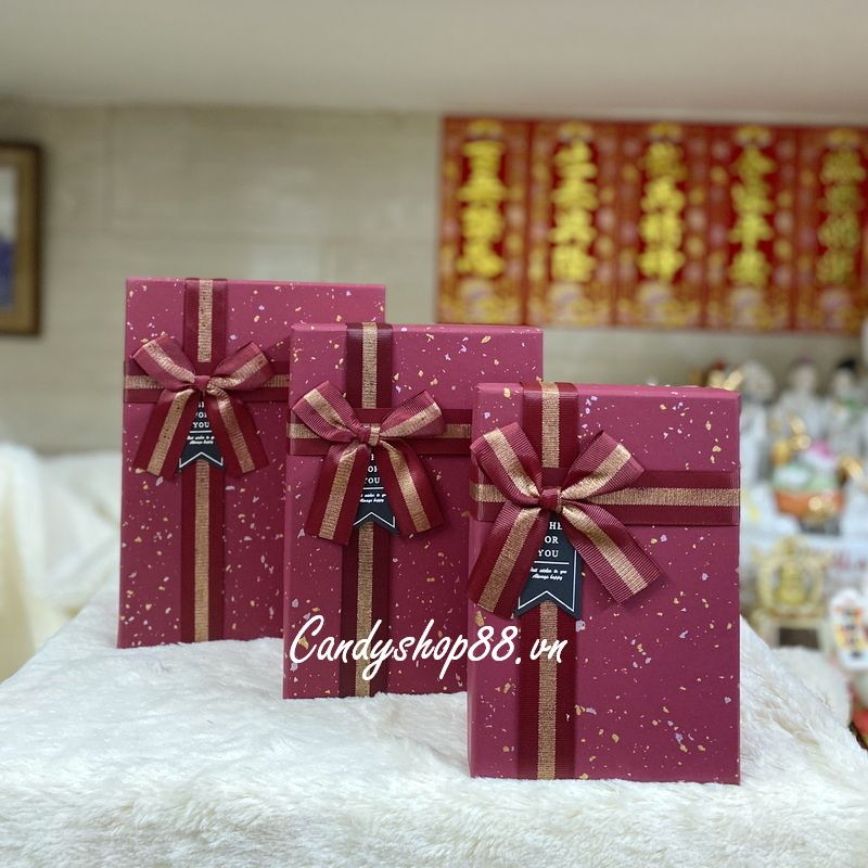 hộp quà tặng màu đỏ đô