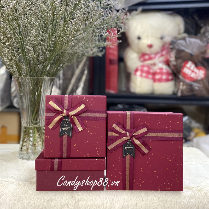 Hộp quà màu đỏ đô