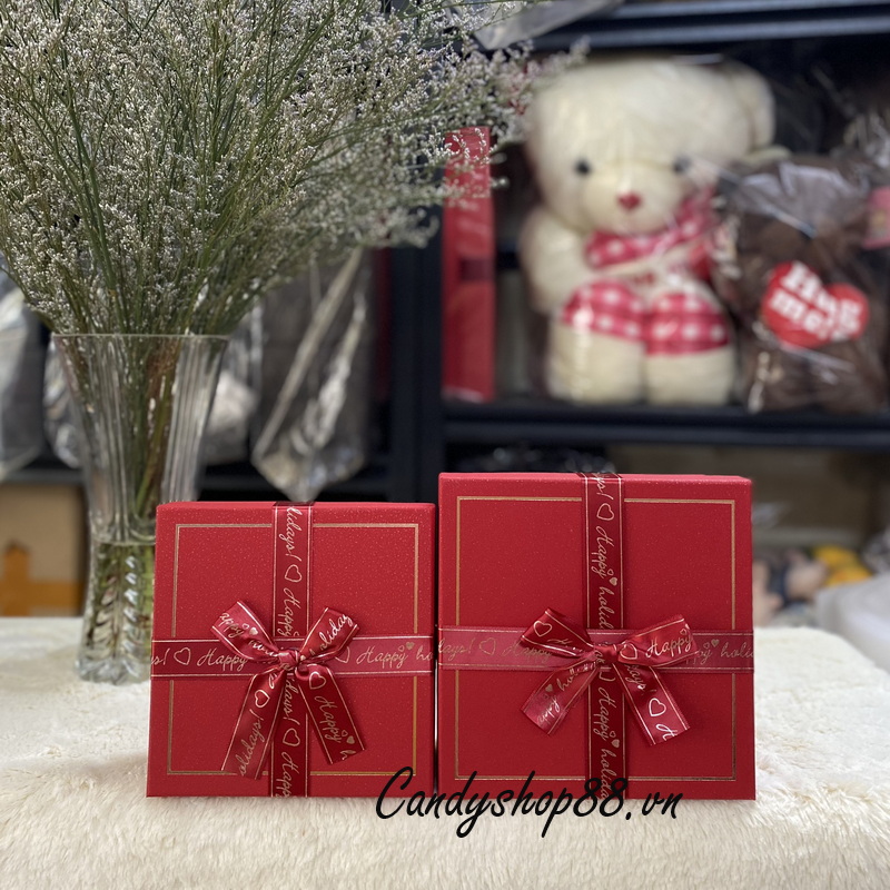 hộp quà vuông màu đỏ