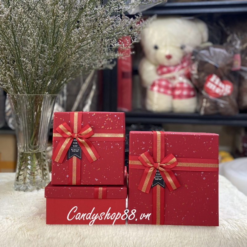 Hộp quà màu đỏ