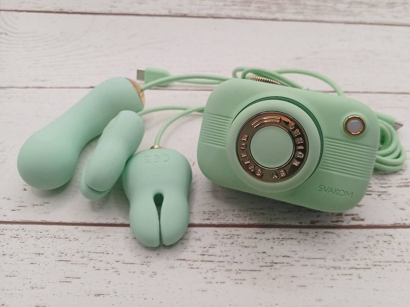 Máy bú hút kết hợp kẹp rung ti vú ngụy trang máy ảnh Svakom Alberta