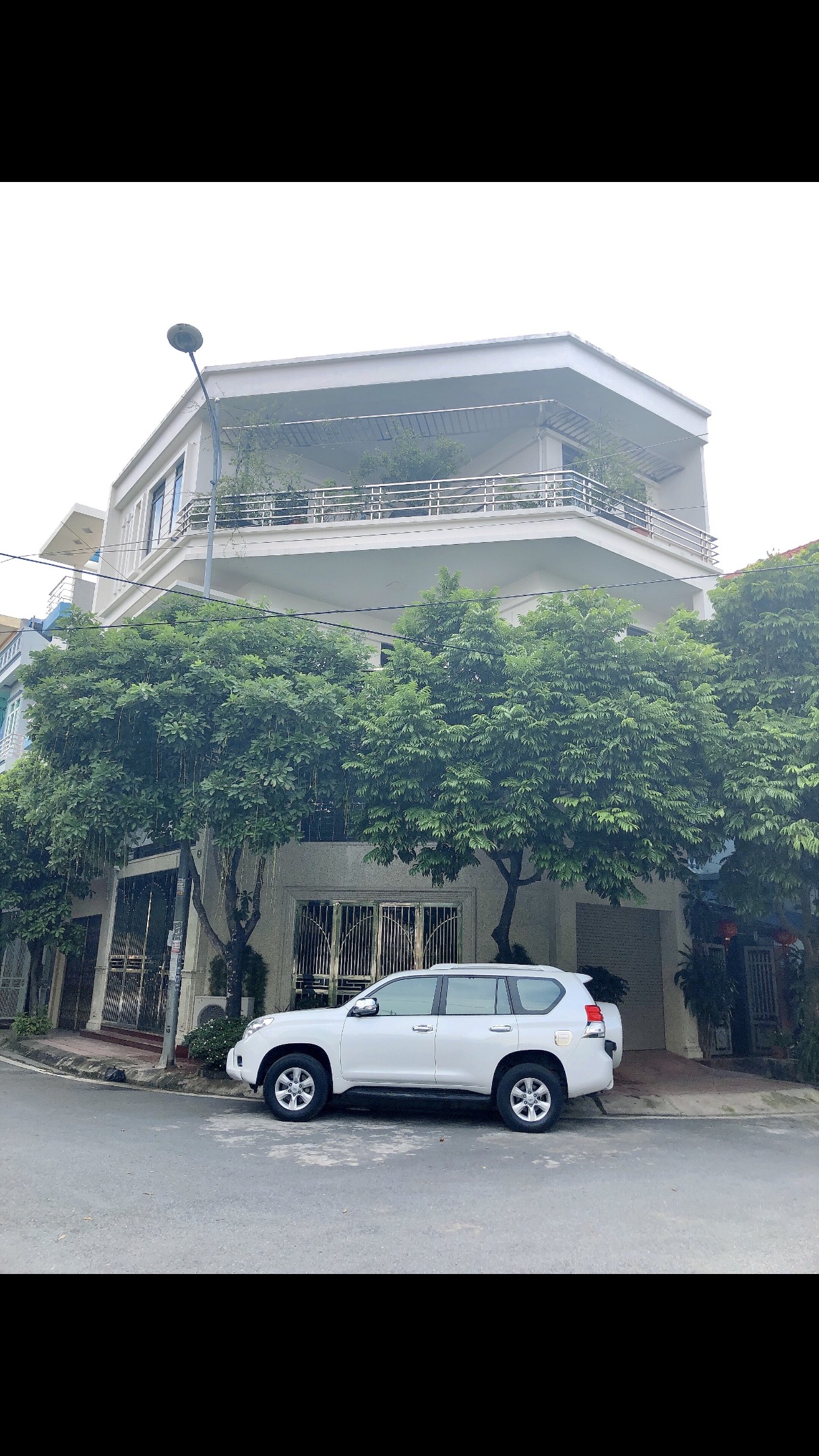 Bộ nội thất tân cổ điển màu trắng kem nhà chị Thái Hà